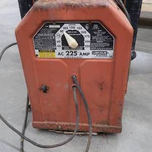 lot 70 image: VINTAGE LINCOLN WELDER 225 AMP