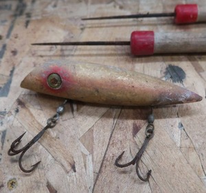 lot 78 image: VINTAGE ICE FISHING LOT