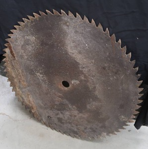 lot 87 image: LARGE VINTAGE ROUND SAW BLADE