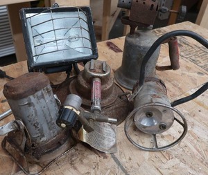 lot 95 image: VINTAGE FLASHLIGHTS AND HEATER