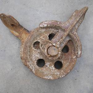 lot 103 image: VINTAGE LARGE PULLEY
