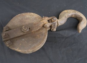 lot 109 image: LARGE PULLEY