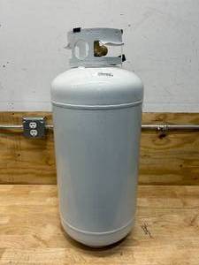 lot 72 image: FLAME KING 40 LB Propane Cylinder