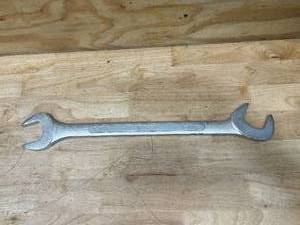 lot 75 image: KLUTCH 1-78 Wrench- One Side is Angled