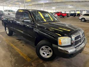 lot 11 image: 2005 Dodge Dakota SLT 4x4