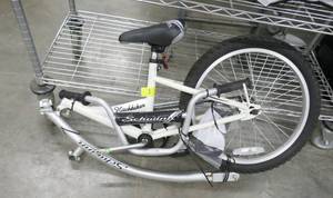 lot 1 image: Kid in Tow - Nice Schwinn tow behind