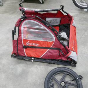 lot 2 image: Infant in Tow - Covered buggy tow behind