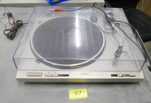 lot 67 image: Technics turntable direct drive SL-D202
