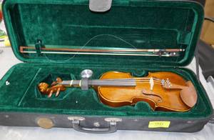 lot 96 image: This is a smaller version of the previous violin, I believe it is called 14 size