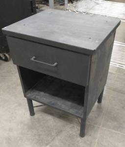 lot 105 image: Small metal cabinet