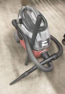 lot 108 image: Craftsman wet vacuum 4 gal 5hp