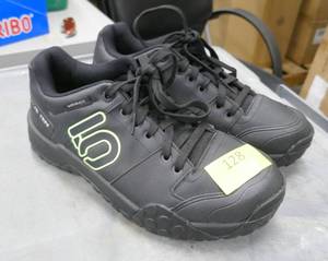 lot 128 image: Addidas Five ten shoes Mens 10-12