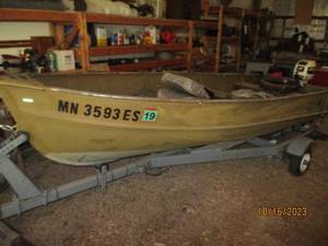 1965 Lund 14 fishing boat with Joh...