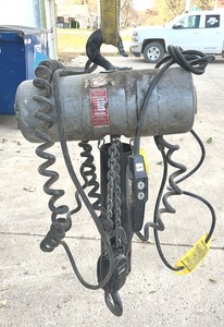 lot 186 image: Electric Chain Hoist