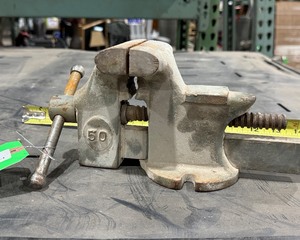 lot 207 image: Bench Vise