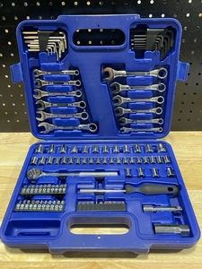 lot 18 image: 113 Piece Tool Set