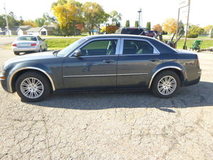 lot 5 image: 2008 Chrysler 300