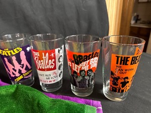 lot 328 image: Set of Four Beatles Collectible Series Pint Glasses in Good Condition and New Beatles Towel