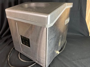 lot 333 image: Magic Chef Silver Countertop Portable Ice Maker