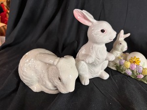 lot 338 image: Vintage Ceramic SpringEaster DishTray, Egg Holders, and Bunnies