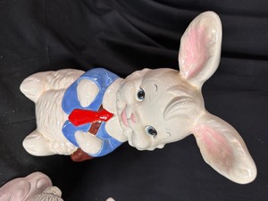 lot 340 image: Vintage Ceramic Hand Painted Holiday Dcor Bunnies