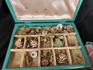 lot 343 image: Jewelry Box of Vintage Costume Jewelry