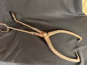 lot 364 image: Vintage Ice Block Tongs - Large Double Handle Wrought Iron Hay Bale Farm Tool