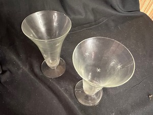 lot 366 image: Set of 9 Elegant Star Etched Parfait Glasses Perfect for Dessert, Champagne or Cordials