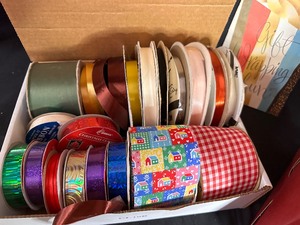 lot 370 image: Vintage Gift Wrapping Fun - Make Your Own Ribbons, Tools, Ribbon, and Instructions