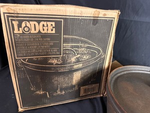 lot 465 image: Vintage Lodge 6 Quart Outdoor Dutch Oven with Flanged Lid in Original Box