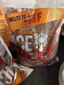lot 474 image: 7 Bags of Ice Melt