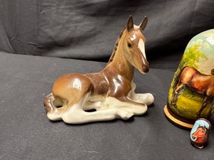 lot 504 image: Vintage Horse Figurine and Nesting Dolls