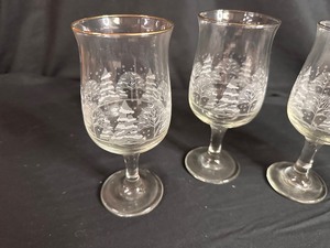 lot 379 image: Set of 4 Gold Rimmed Winter Themed Wine Glasses
