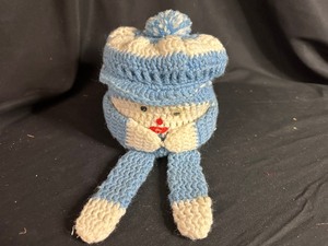 lot 392 image: Retro Crocheted Toilet Paper Holder