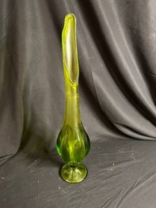 lot 398 image: Vintage Mid-Century Modern LE Smith Swung Vase Green Stretch Petal Footed Art Glass
