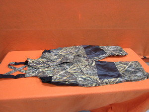 lot 40 image: Hunting Bibs sz XL