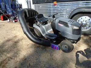 lot 100 image: Craftsman 1500 series 17 hp with new bagger. 42. Runs & operates as it should. As shown. THIS ITEM HAS A RESERVE.