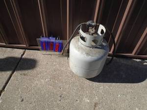 lot 108 image: 20 lb LP tank with hose. Feels full. As shown.
