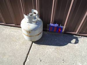 lot 109 image: 20 lb LP tank with hose. Feels 12 full. As shown.