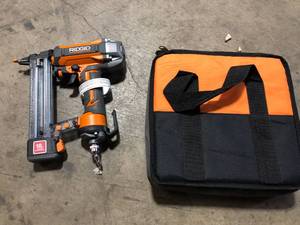 RIDGID Pneumatic 18-Gauge 1-12 in. Finish Stapler, Contractors Bag and (200) Staples  Customer Returns See Pictures