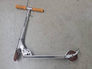 lot 7 image: RAZOR STAND-UP SCOOTER - USED