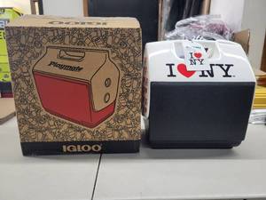 lot 21 image: NEW Igloo 7qt. I Love NY Playmate Pal - Black