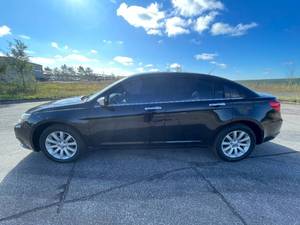 lot 9 image: 2014 Chrysler 200 Limited