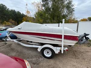 lot 12J image: 1998 Larson Boat Red