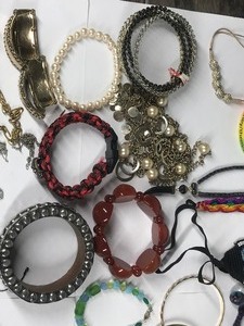 lot 200 image: Lot of Jewelry