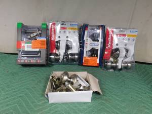 lot 78 image: 5 Door knobs and bolt locks With keys
