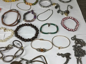 lot 203 image: Lot of Jewelry