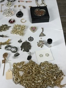 lot 206 image: Lot of Jewelry