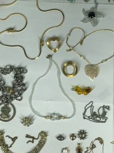 lot 208 image: Lot of Jewelry