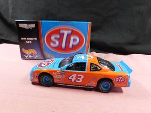 lot 29 image: Hot Wheels STP John Andretti Nascar 2000 die cast
